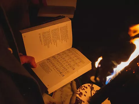 Teilnehmer beim Singen studentischer Lieder